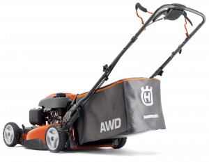 Husqvarnas plæneklipper LC 56 AWD • Firehjulstræk sikrer traktion i ujævnt, vådt og glat terræn samt på skråninger • TrioClip med opsamling, mulching og sideudkast i en og samme maskine • CrownCut klippesystem med høj slidstyrke og imponerende skarphed • Klippebredde på 56 cm • Kraftig Honda motor • Hastighedskontrol • Blødt og ergonomisk vinklet greb